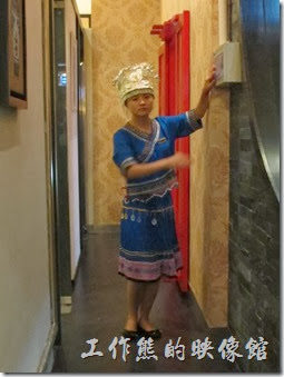 上海-干鍋居(貴州黔菜)。穿著苗族特色盛宴衣服的女服務生。