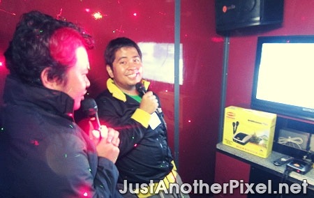Bloggers Montsch and FPJ practicing for the karaoke contest - JustAnotherPixel.net