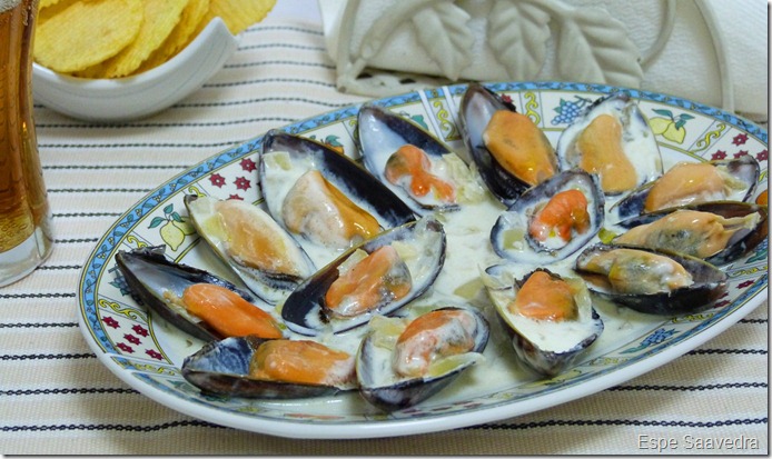 MEJILLONES CON NATA Y VINO BLANCOEspe Saavedra, en la cocina: