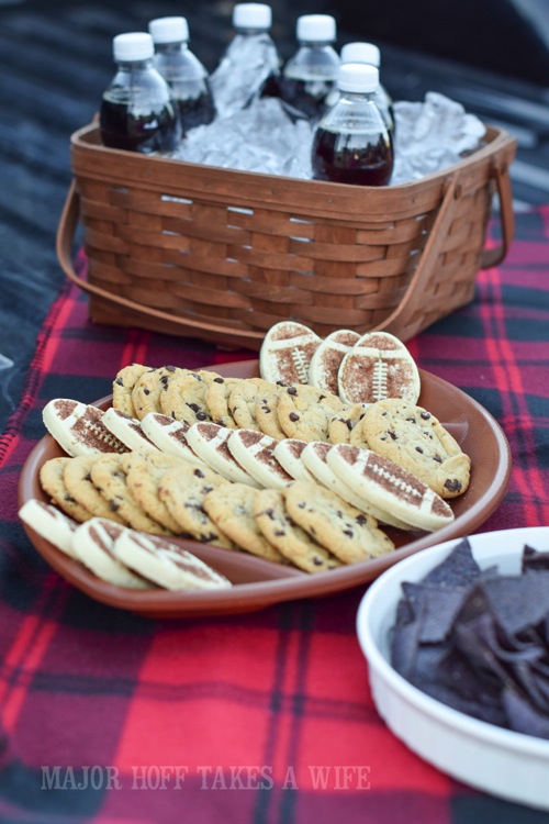 Easy tailgating ideas. Need a quick recipe for your next tailgate? Look no further than already prepared Deli Hot wings by Tyson. Make quick hot wing tortilla roll ups if you are in a hurry, or take the time to make Tex Mex Hot Wing Enchiladas. Great for a last minute dinner too! #GameTimeHero #CollectiveBias #recipe #ad Easy tailgating ideas