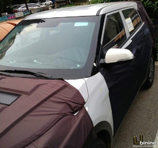 Roofline-of-the-Hyundai-mini-SUV-spied-in-South-Korea