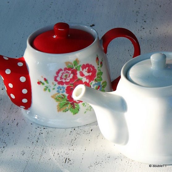 dots and roses tea pot-1