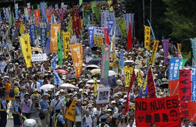 Protesters march during an anti-nuclear demonstration demanding a stop to the operation of nuclear power operations in Tokyo, 16 July 2012. According to local media, tens of thousands of demonstrators took part in the rally on Monday. Organizers said 170,000 people filled a Tokyo square. Kim Kyung-Hoon / REUTERS