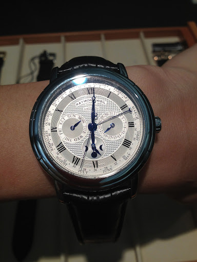 In addition to red gold casing, copper and blue faces, navy dial accents also popped up in a few places. I think Raymond Weil did the trend subtly and handsomely. In addition to red gold casing, copper and blue faces, navy dial accents also popped up in a few places. I think Raymond Weil did the trend subtly and handsomely.