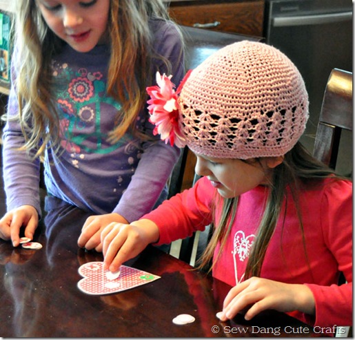 Girls-playing-tic-tac-toe
