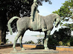 Statue du roi Léopold au Musée national du Mont Ngaliema à Kinshasa. Elle fût jadis boulonnée au Palais de la Nation, maintenant devenu la mausolée de feu Laurent Kabila. L'originale se trouve à la Place du Trône à Bruxelles.
