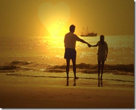 lovers-walking-together-in-beach