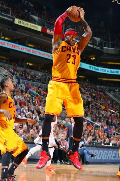 LeBron Treats Himself To a New LeBron 12 PE in His Comeback Game