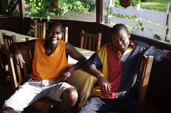Serge et Désiré, guides et piroguiers d'Ebogo (Cameroun). 8 avril 2012. Photo : J.-M. Gayman