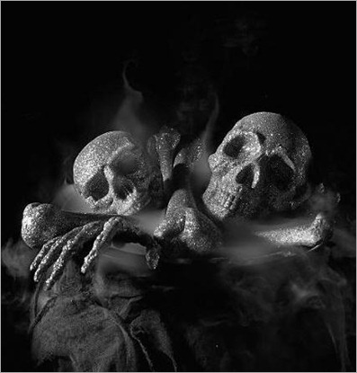 martha-stewart-glittered-skull-and-bones-set-2
