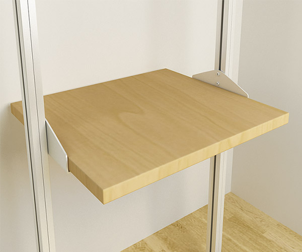Entrepaño regulable de madera de maple o melamina con ménsula metálica para sujeción.