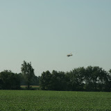 Boven de soja-bonen vliegt een sproeivliegtuigje.