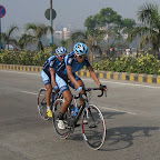 Loh Sea Keong dropped back to help Brad Hall return after his puncture in the Mumbai Cyclothon in India. (Photo: Remko Kramer)