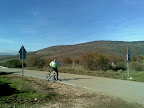 Después de los primeros repechos sobre asfalto el "polar" sobra. Además hacía un solecito placentero. Después de los primeros repechos sobre asfalto el "polar" sobra. Además hacía un solecito placentero.