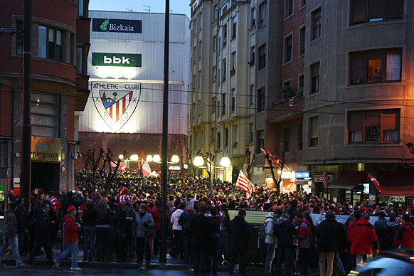 Imagen de la calle Pozas con el escudo del Athletic al fondo