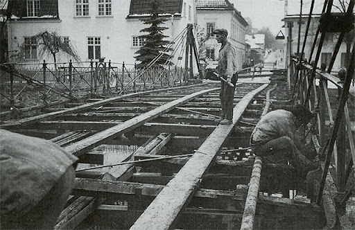 Män som renoverar Järnbron 1931