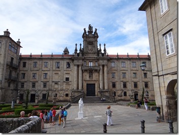 La "praza da Immaculada" avec le monastère de "San Martin Pinario" et un mini Ghandi tout blanc