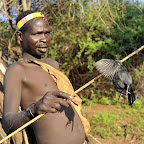 Hadzabe mit einem erlegten Vogel © Foto: Marco Penzel | Outback Africa Erlebnisreisen