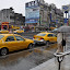 Pluja, taxis i temples als fons. Molt típic.