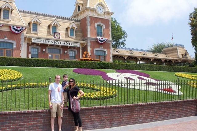 [day%2520one%2520disneyland%2520entrance%255B3%255D.jpg]