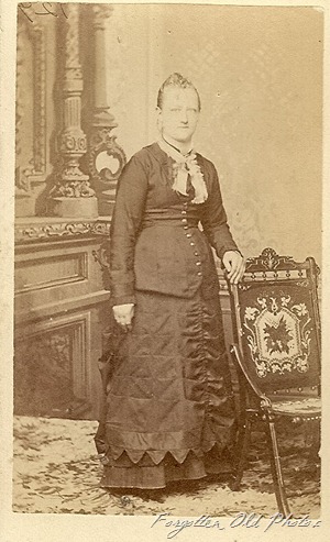Points on skirt CdV DL Antiques Points on skirt CdV DL Antiques