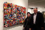 Valeria Soifer y Federico Caeiro junto a la obra de Gonzalez Moreno. Gentileza: PabloCorradi