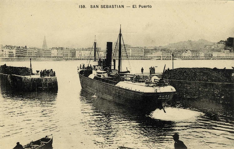 Salida del puerto de San Sebastian del vapor RUDA. Seguramente en el periodo de armamento de Ezaudi. Foto de la web gureguipuzcoa.net.jpg