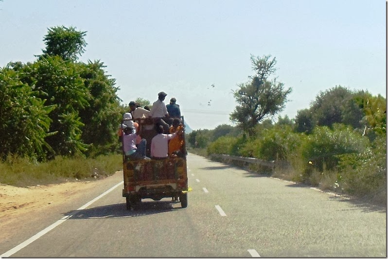 Rodovia Nova Delhi-Jaipur-jipe super lotado na rodovia
