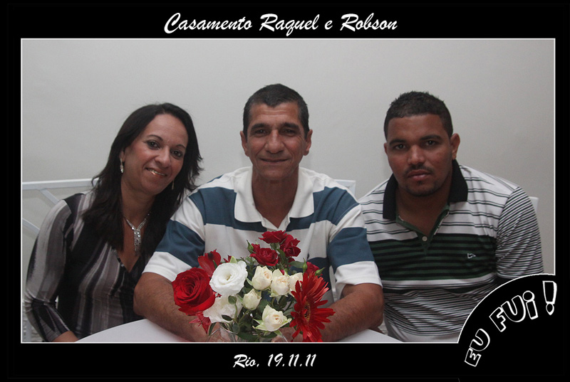Fotos de Raquel e Robson - 19.11.11. Foto numero 30 da Social Click Fotografia Digital, do Rio de Janeiro, RJ, que faz fotos divertidas, fotos malucas, fotos com fantasias, fotos na hora, fotografia maluca, fotografia divertida com molduras personalizadas. foto brinde valerio miguel album de assinatura ao vivo divertida digital social click v&v fotos divertidas malucas maluca animadas animado rio festa casamento janeiro eventos sociais fotografo no rj