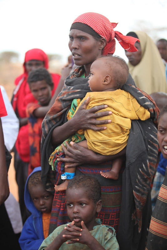 Women and children waiting to enter Dadaab camp