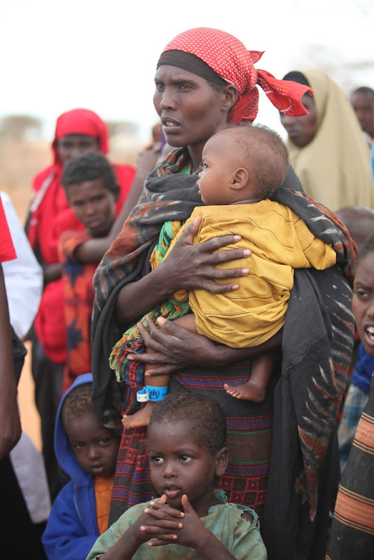 Women and children waiting to enter Dadaab camp Women and children waiting to enter Dadaab camp