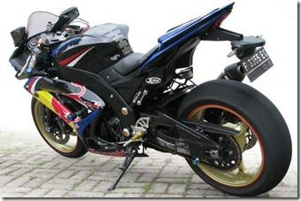 Modified Kawasaki Ninja 250R Red Bull Moge