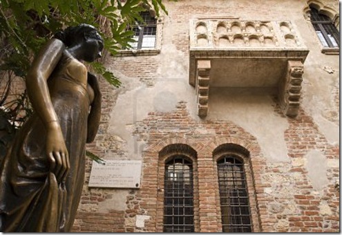 4244405-basso-angolo-di-tiro-statua-di-giulietta-con-balcone-in-background