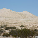 On a roulé 30mn sans encombre sur un chemin en caillasse pourri pour arriver au pied de ces big dunes. Ma prière au dieu des Pneus de Pontiac a donc été exaucée. Dans un élan de courage, nous sommes restés dans la voiture plutôt que d'aller plus près à pieds.