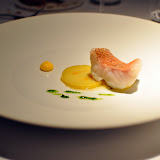 Rascasse, pomme de terre confite au safran, aïoli. Bonne cuisson de la rascasse, au goût intense de mer, et à la chair ferme.