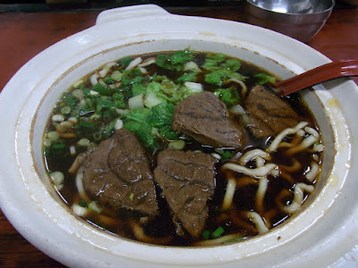 三牛牛肉麺というお店にて。見た目と違ってあっさり、これまためちゃうまー。