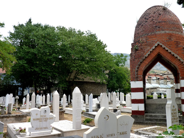 cementerio-en-el-centro-de-Mostar.JPG