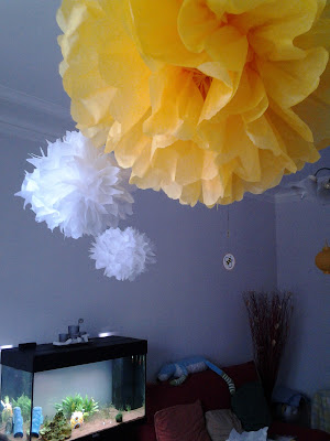 Sweet table Bumblebee party : anniversaire Thème abeille pompoms soie