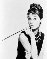 audrey-hepburn-cigarette-holder