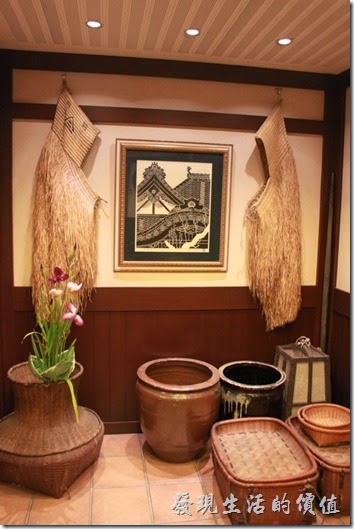 日本北九州-由布院-彩岳館。這家飯店的主人真的很喜歡收集一些古董，溫泉區有很多的商店招牌，這禮則是很多的農家器具。