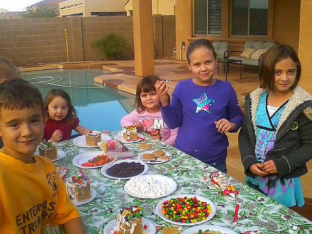 [gingerbread%2520houses%25202011%255B6%255D.jpg]