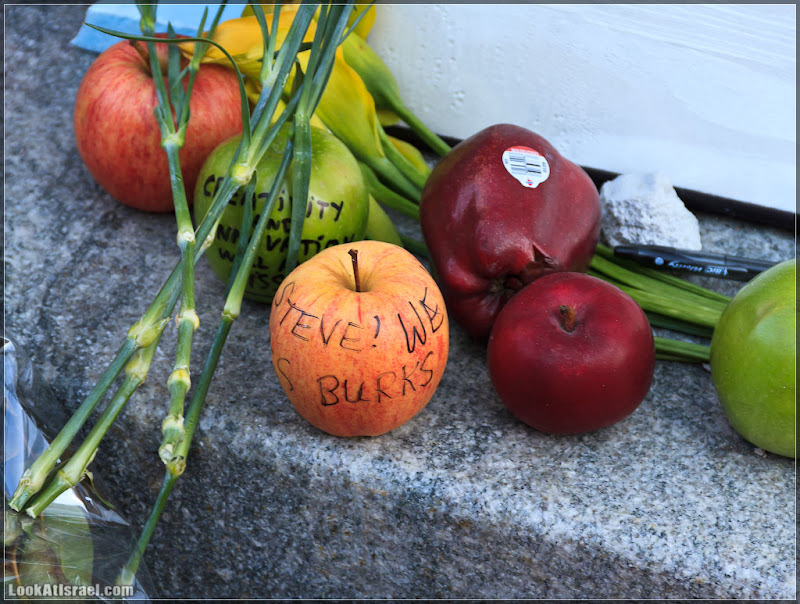 Америка 2.0 / Нью Йорк   Мемориал Стива Джобса у Apple Store на 5 ой авеню (foto america iphone  Я фото steve jobs new york ipad apple store apple  20111016 usa ny jobs memorial 008 8527)