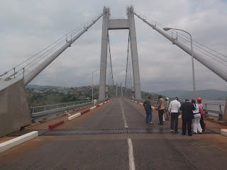 La délégation de l'OEBK sur le Pont Maréchal à Matadi (Bas-Congo). Photo Radio Okapi.