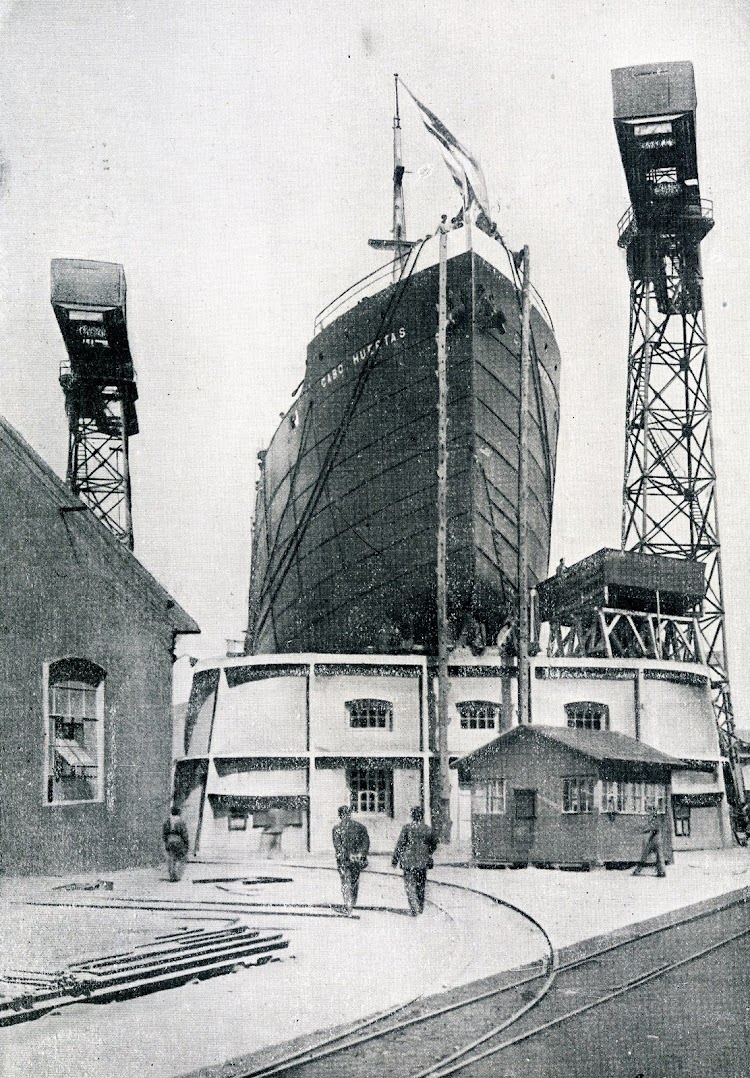 El vapor CABO HUERTAS en gradas. Foto del libro OBRAS. S.E. DE C.N. Año 1922.JPG