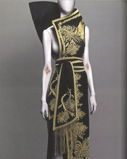 The exotic world, and specifically Japan, had a real impact on McQueen's designs. The exotic world, and specifically Japan, had a real impact on McQueen's designs.