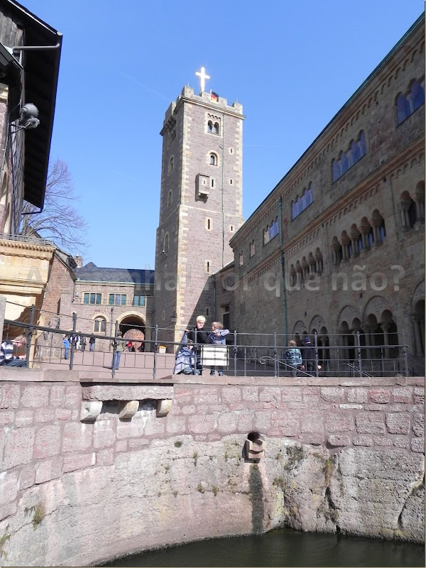Pátio do castelo com a Bergfried, torre quadrada com uma cruz ao alto. Esta torre foi restaurada no século XIX Pátio interno do castelo com a Bergfried, torre quadrada com uma cruz no alto. Esta torre foi restaurada como a original no século XIX
