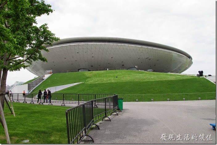 上海-望湘園。像是一個飛碟造型的【梅賽德斯-奔馳文化中心(Mercedes Benz),世博文化中心】,這次的餐廳就在其六樓的位置。 上海-望湘園。像是一個飛碟造型的【梅賽德斯-奔馳文化中心(Mercedes Benz),世博文化中心】,這次的餐廳就在其六樓的位置。