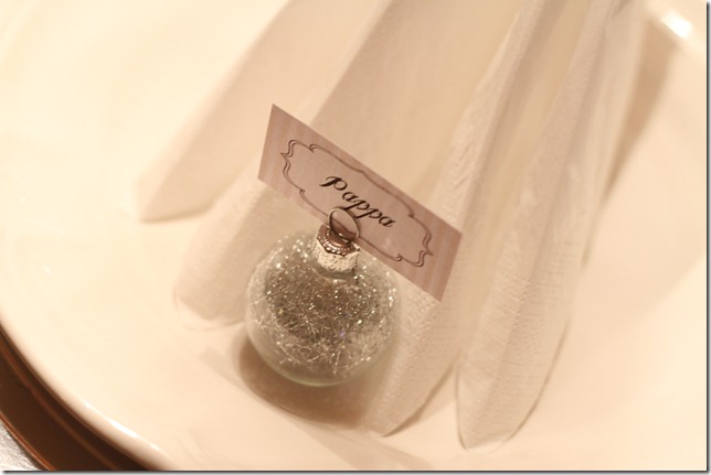 hvitt bord pyntet med sølv, kongler, diamanter og snø  IMG_0752