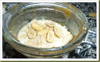 Merenda di yogurt alla marmellata di pesche con arachidi e zucchero di canna (4)