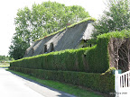 Een traditioneel Normandisch huis in Noormannen stijl. Met Irissen op het dak om de klei vast te houden.